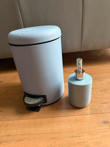 Prullenbakje en zeepdispenser