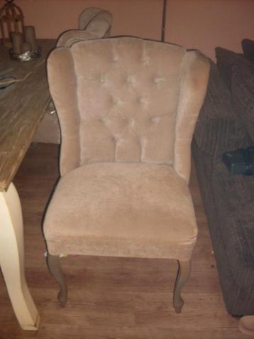 EETSTOELEN GRATIS MET TAFEL