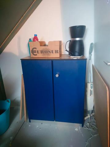 Gratis: 2 Stevige en zware blauwe kasten met planken