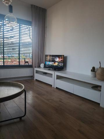 Modern wit tv-meubel .  In ruil voor 4 x slimpie limonade