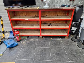 Houten kast met rode randen