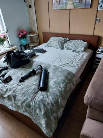 Bed met houten frame