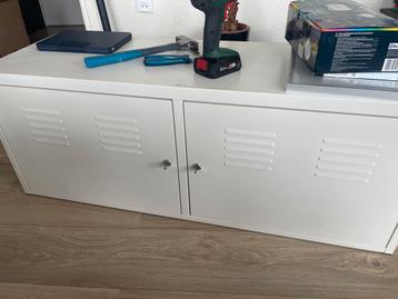 Wit metalen opbergkastje met slot