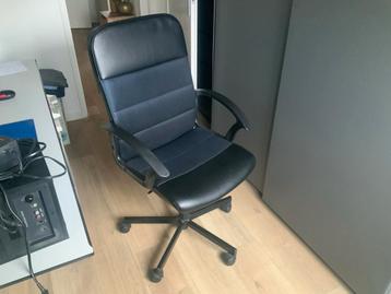 GRATIS: Nette draaibare bureaustoel zwart stof/kunstleer
