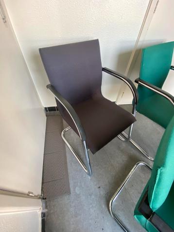 Gratis Set van 5 comfortabele vergaderstoelen