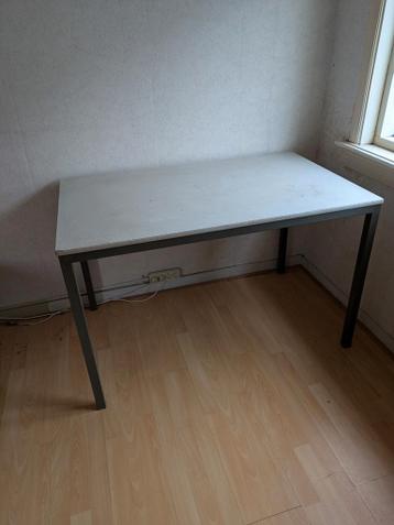 Gratis Bureau / Eettafel met metalen onderstel