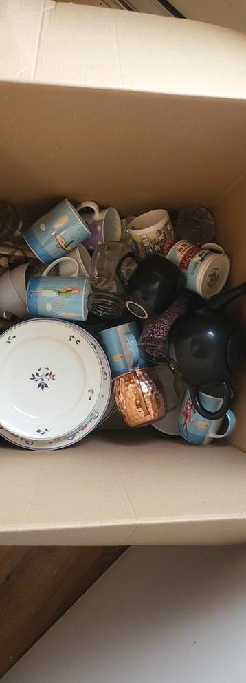 Diverse serviesonderdelen: borden, koppen, glazen en meer