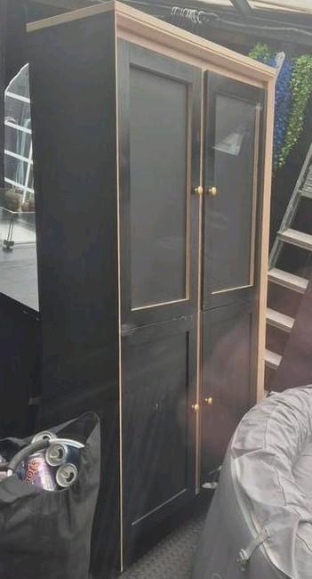 Dressior, vitrinekast en 2 zwarte lampen met rietenkappen