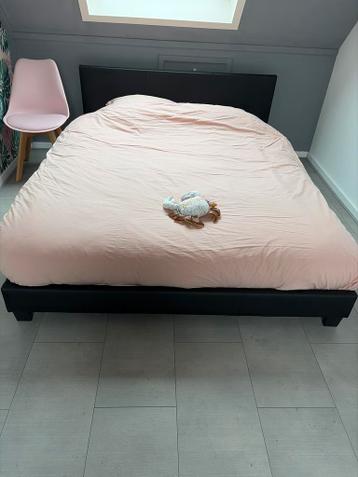 Zwart tweepersoonsbed met hoofdbord compleet met matras