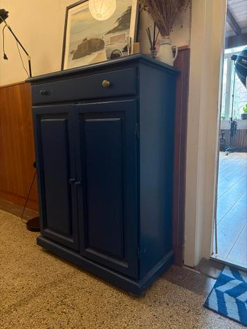 Leuk opknappertje: Donkerblauwe kast (120H x 91B x 40D)