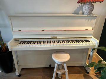 Geyer piano wit uit 1974, tot 2022 gestemd
