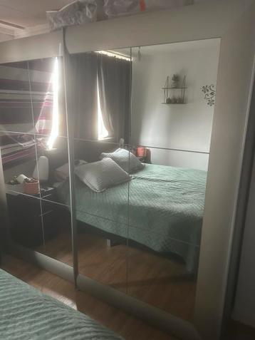 Kledingkast met spiegeldeuren