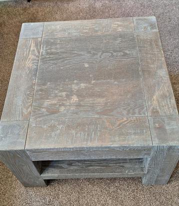 Handige bijzettafel van grijskleurig hout