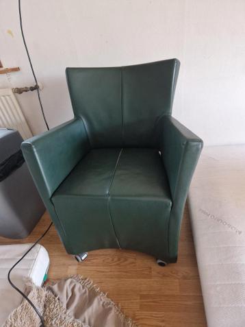 2 leren fauteuils gratis af te halen in Coevorden