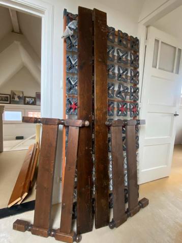 Twee eenpersoons ledikanten grenen en eikenhout