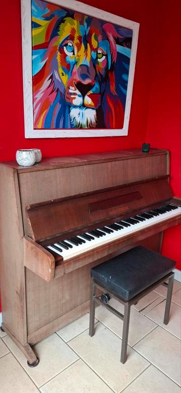 August Förster piano met verstelbare pianokruk