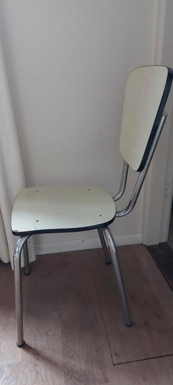 Vintage retro stoel met metalen frame en lichte zitting