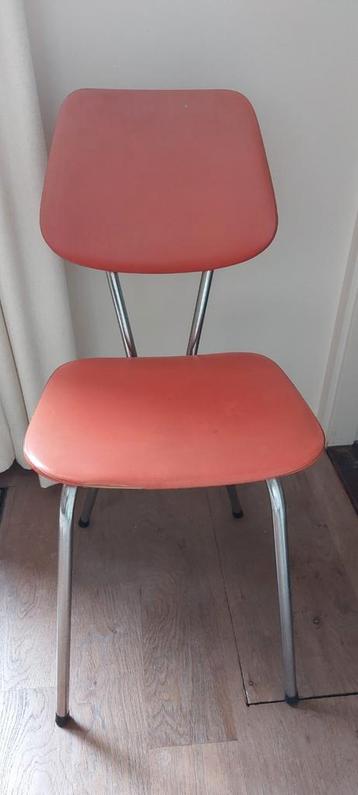 Vintage retro oranje stoel met metalen frame