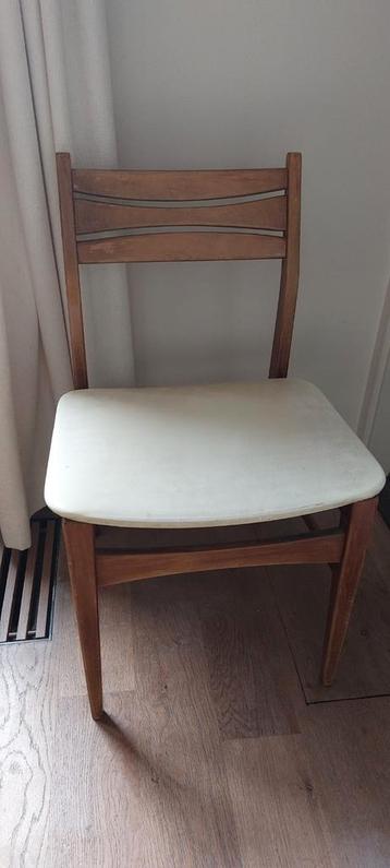 Vintage retro houten stoel met lichte zitting