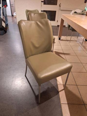 6 stoelen gratis af te halen