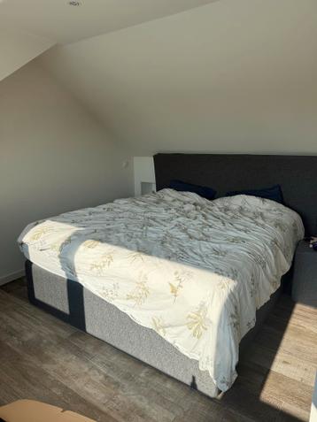 Boxspring Decupre grijs met nachtkastjes - gratis af te hale