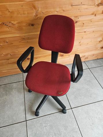 Gratis: bureaustoel (verstelbaar)