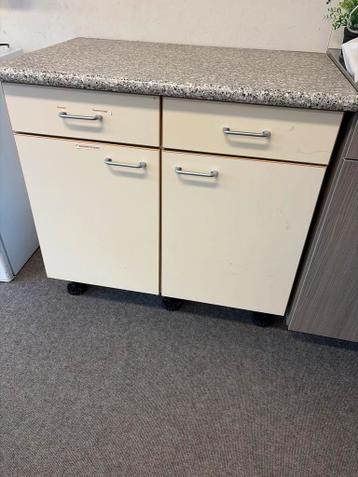 Keukenonderkast met lades en deurtjes