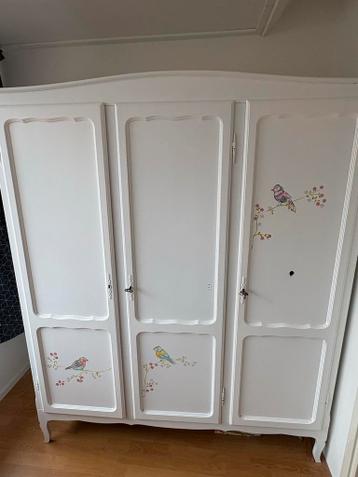 Unieke handgeschilderde kledingkast met vogelmotief