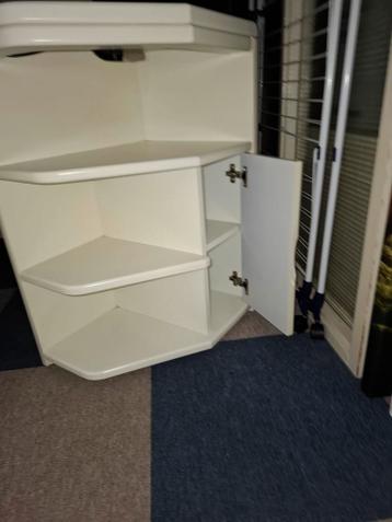 Nachtkastjes wit gratis ,open vakken en planken en deurtjes