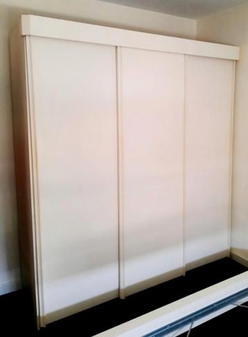 GRATIS 3 deurs kledingkast met schuifdeuren!