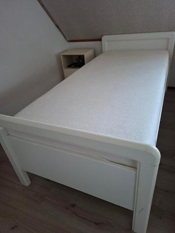 2 eenpersoons bedden 200×90 + 2 nachtkastjes