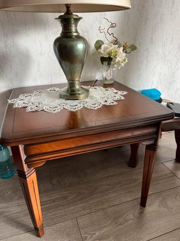 Klassieke houten bijzettafel