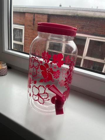 Waterkan met kraantje en bloemmotief