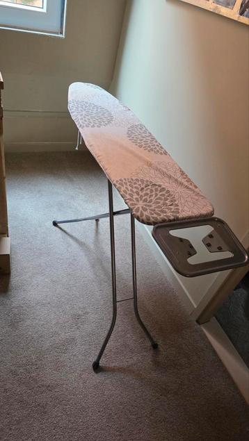 Strijkplank met bloemenpatroon en strijkijzerhouder