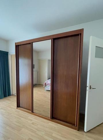Gratis kledingkast met 3 schuifdeuren en spiegel (zelf demon