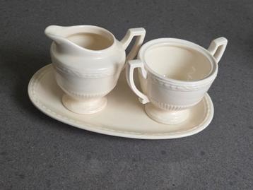 Recamier roomstelletje suikerpot melkkannetje en blaadje.