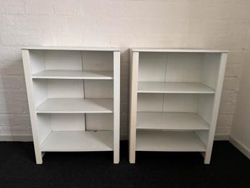 Twee witte boekenkasten