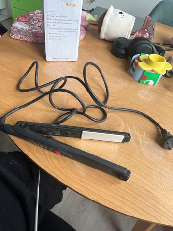 Zwarte stijltang met temperatuurregelaar