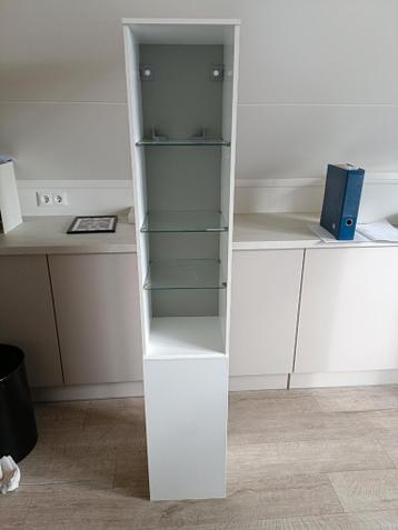 Slanke witte vitrinekast met glazen planken