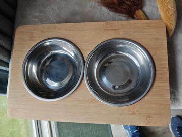 Gratis huisdieren voederbakjes zet op plateau