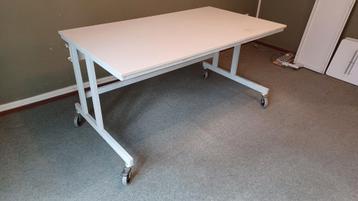Bureautafel op zwenkwielen