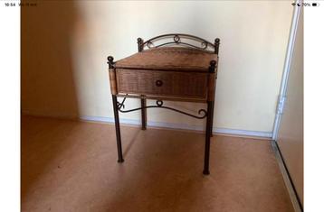 2 sfeervolle nachtkastjes / bijzettafeltjes