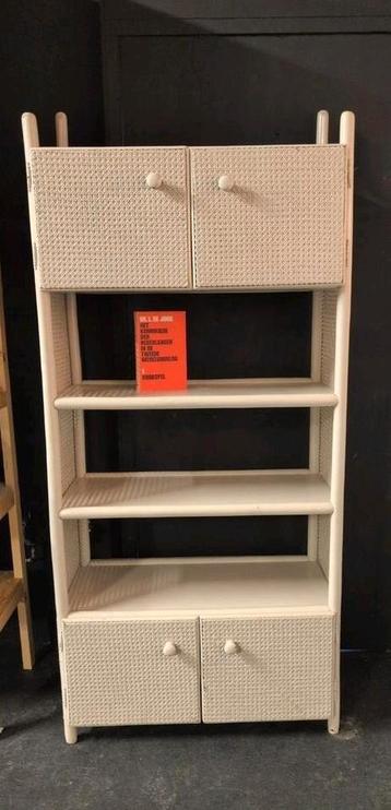 Rotan kast met planken en deurtjes