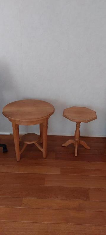 Twee eikenhouten tafels: rond en achthoekig