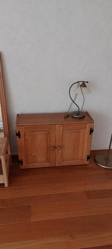 Massief eiken kastje met twee deuren