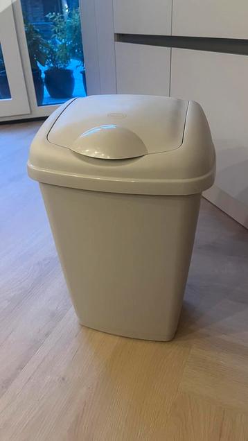 Handige kunststof prullenbak met klepdeksel GRATIS OPHALEN