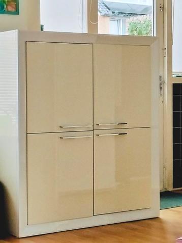 Hoogglans kast wit/beige 119x136x51 cm.