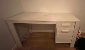 Wit houten buro Gratis