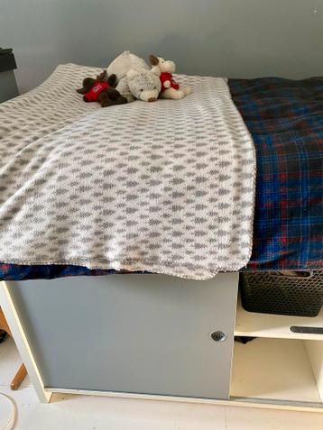 Halfhoogslaper met opbergruimte