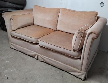 beige tweezitsbank met twee fauteuils
